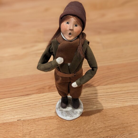 Byers Choice Caroler, Woman with(out) Skis - Picture 3 of 7